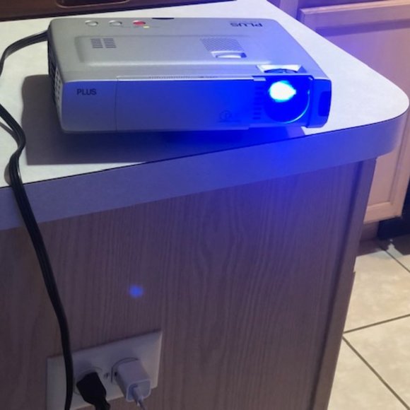 Portable Audio-Video Projector by PLUS - Picture 5 of 14